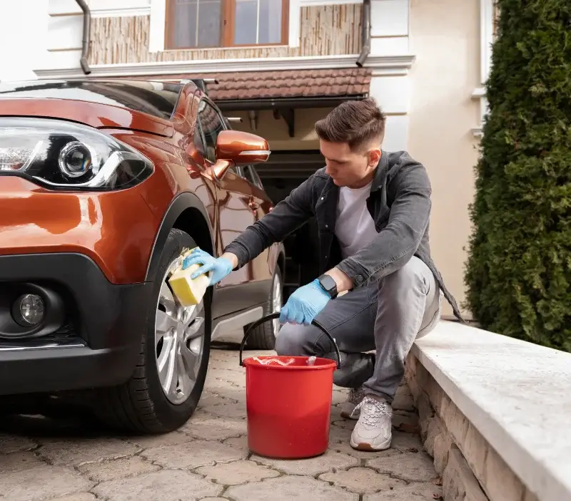 Lavage auto à domicile Sainte-Jamme-sur-Sarthe : professionnel intervenant sur un véhicule